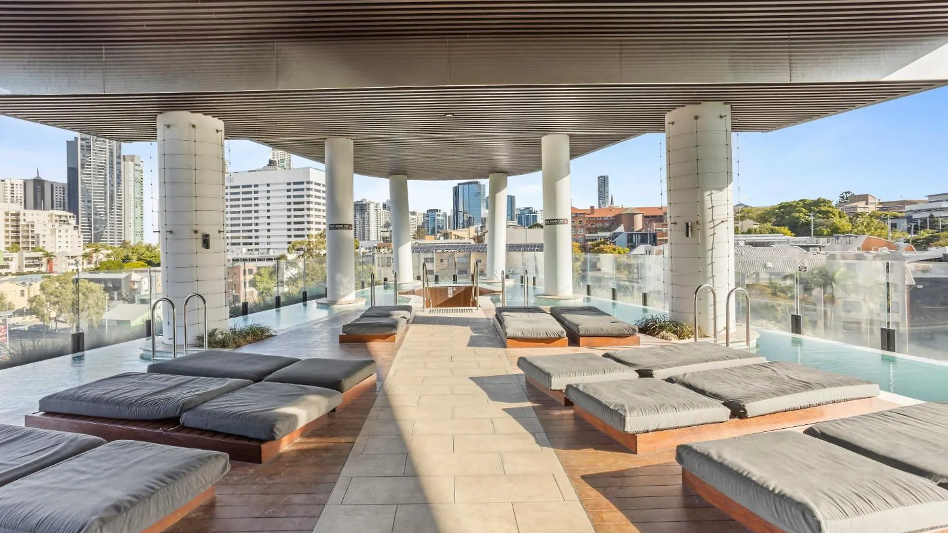 Chic 1-Bed With Parking, Rooftop Pool And Gym Μπρίσμπεϊν Διαμέρισμα