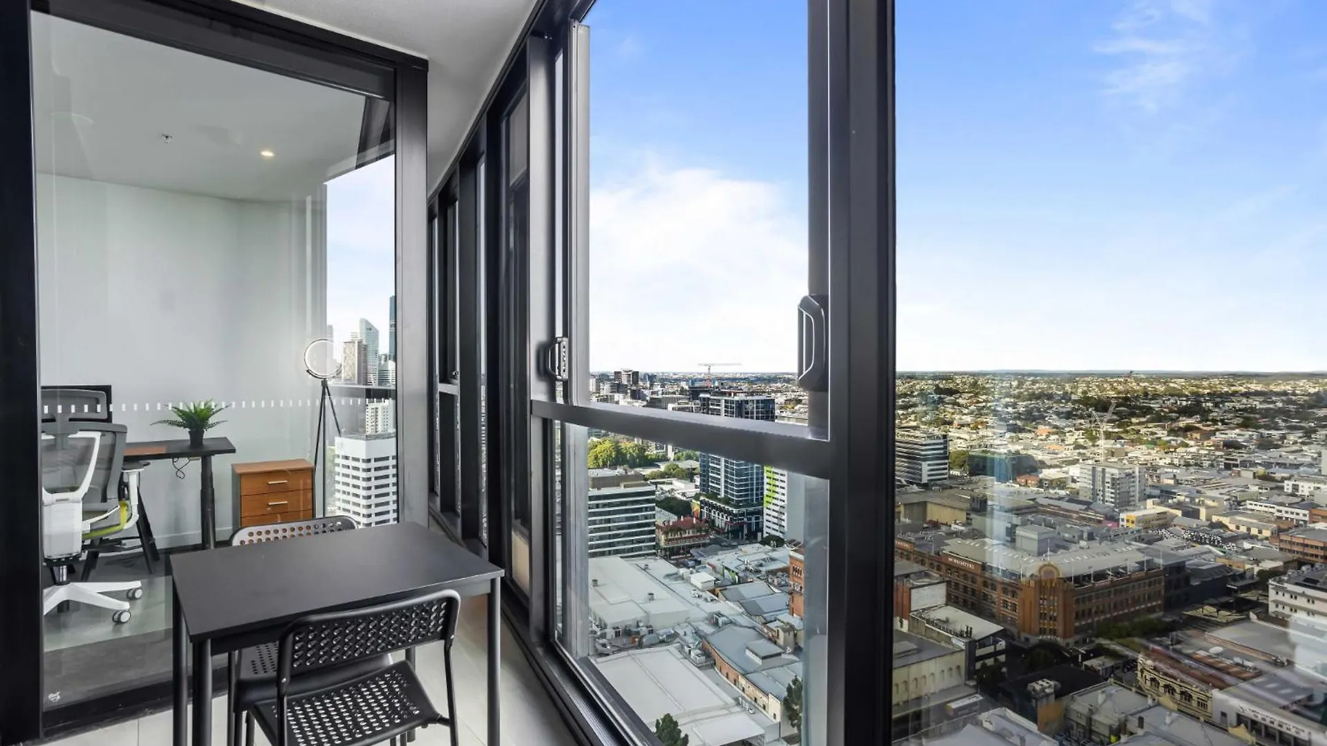 Chic 1-Bed With Parking, Rooftop Pool And Gym ブリスベン